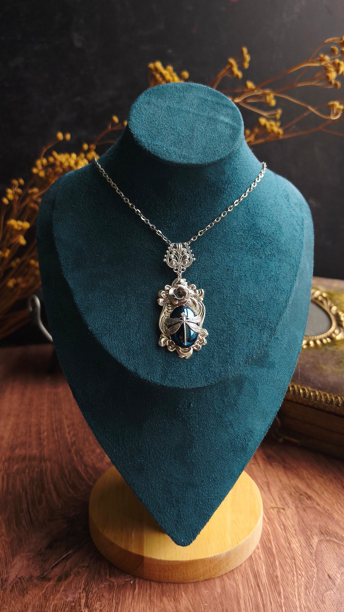 La Vie En Rose Necklace - Arcane Angel