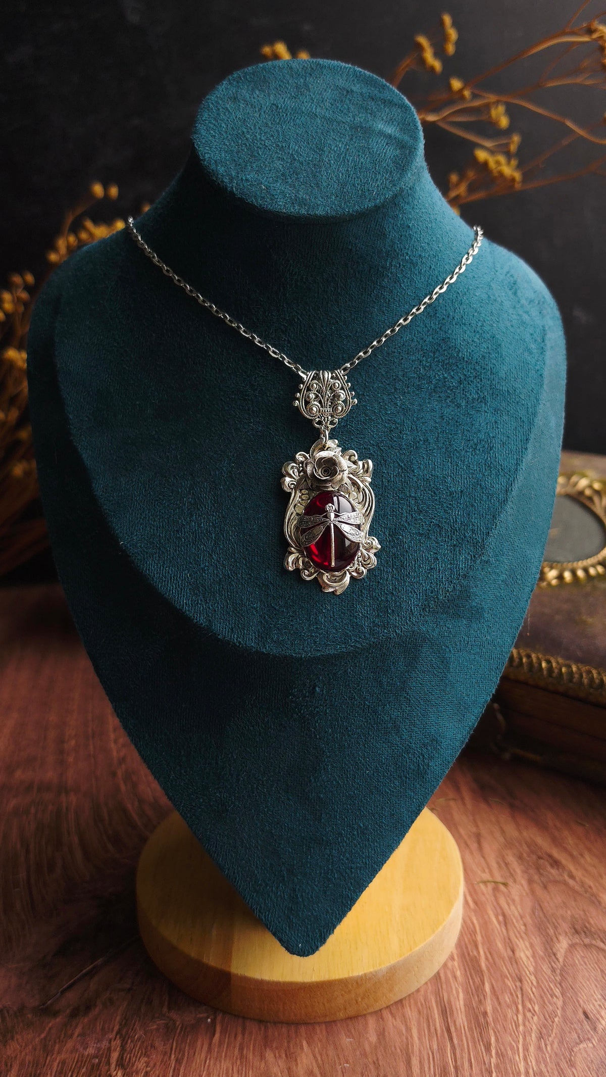 La Vie En Rose Necklace - Arcane Angel