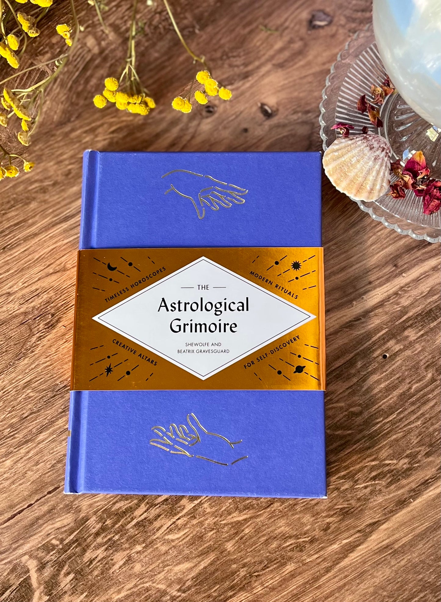 The Astrological Grimoire: Timeless Horoscopes, Modern Rituals and Creative Altars for Self-Discovery